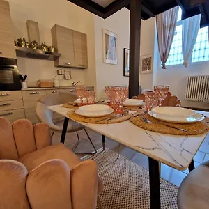 Regina In Porta Romana 2 - Sky Tv, Wifi E Breakfast Box Appartement
